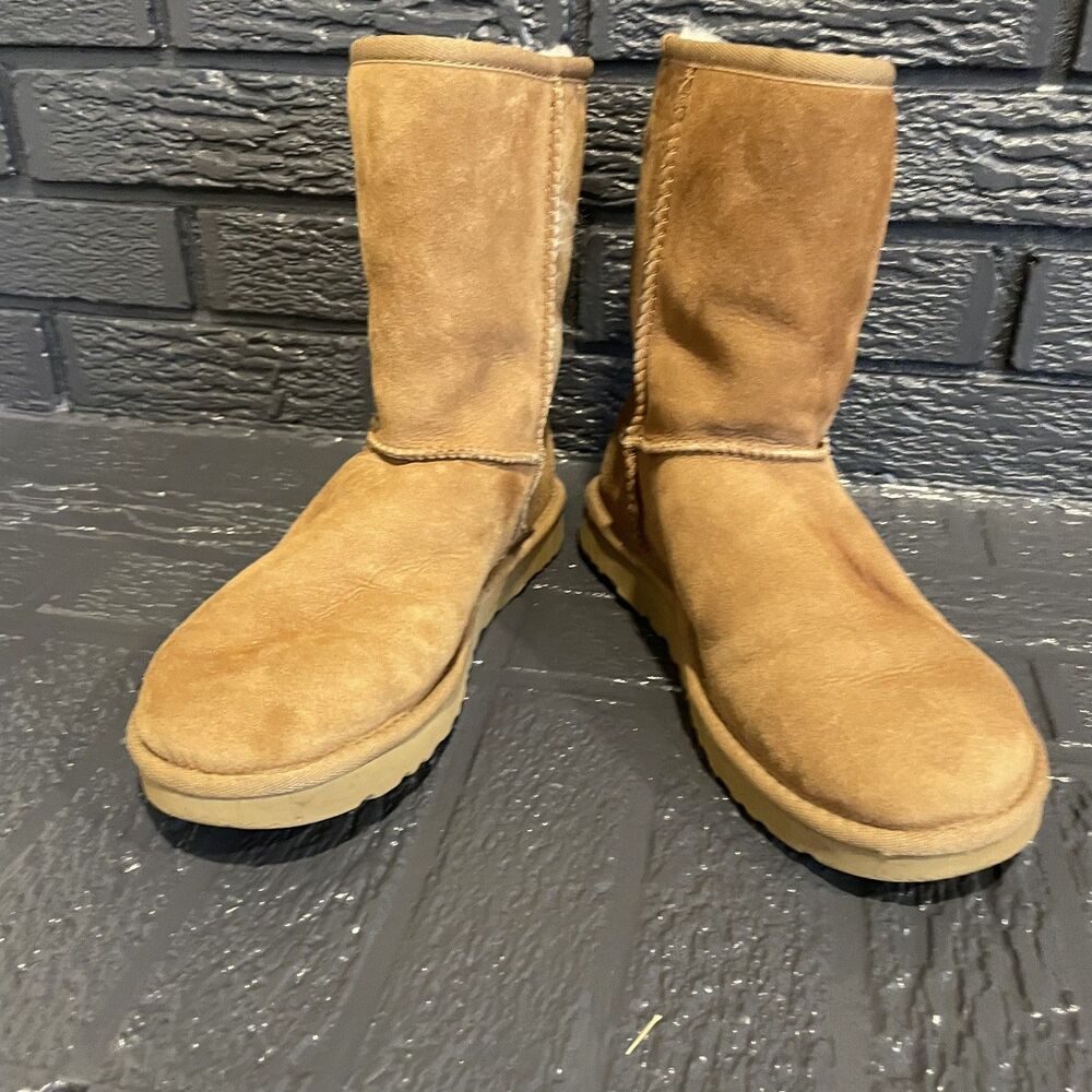 UGG Women's Classic Short II Boots Australia Suede Sheepskin Size 8